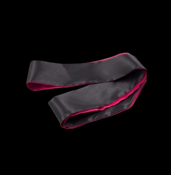 Wet dreams reversible blindfold in black/red.